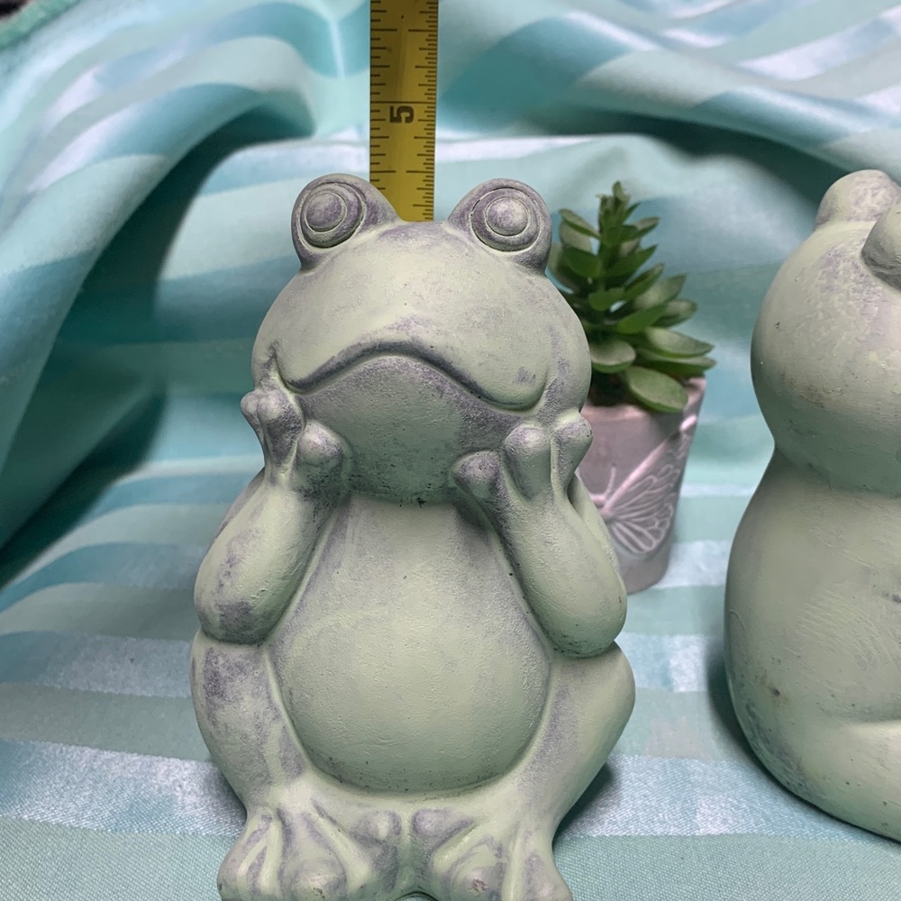 2 Green Garden Frog Figurines Painted Cement - Picture 8 of 9